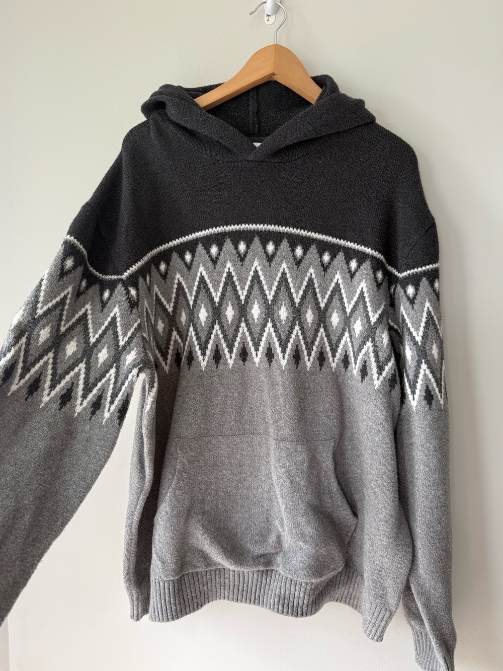 Old Navy Men's Black and Gray Patterned Crewneck Sweater